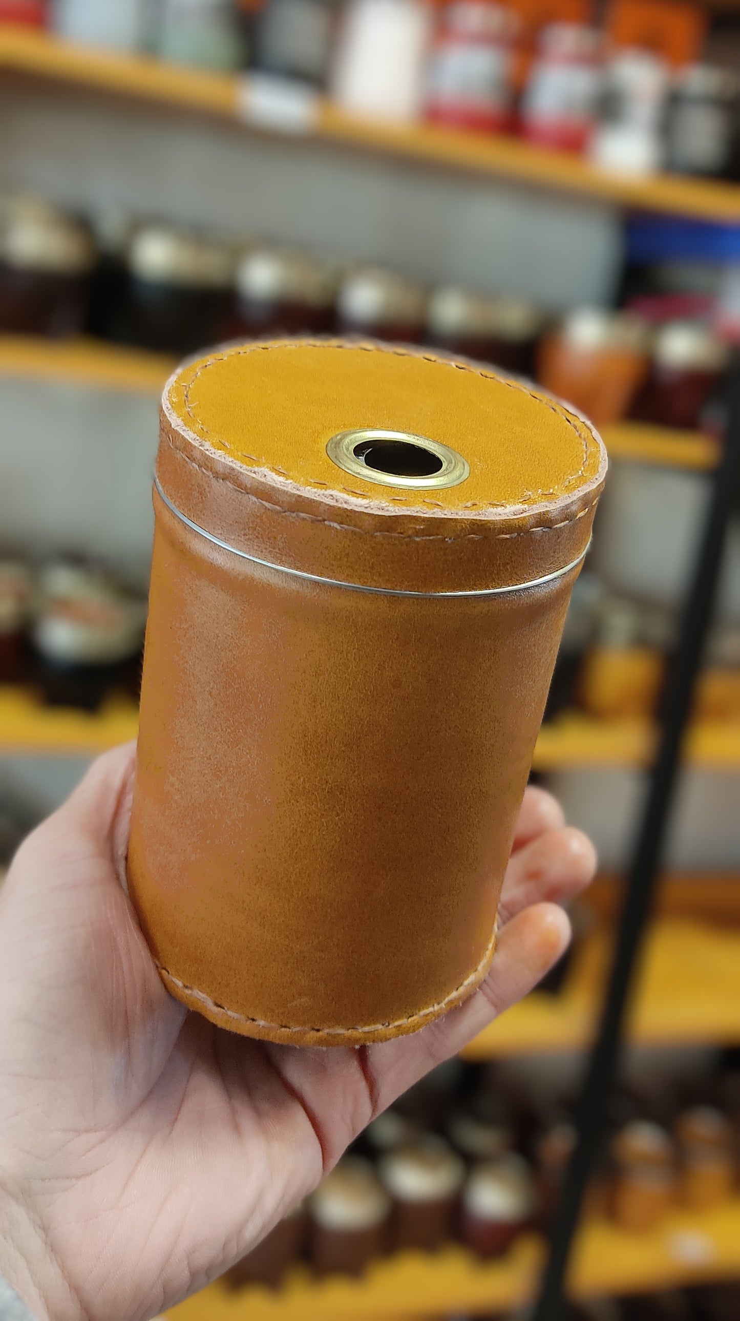 Yerbera de acero inoxidable forrada en cuero